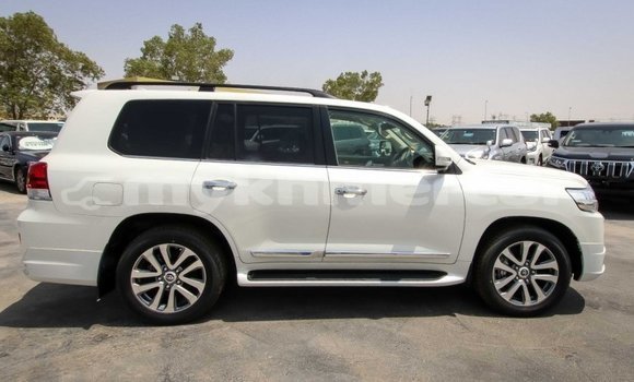 Buy New Toyota Land Cruiser White Car in Amleang in Kampong Speu Province Buy New Toyota Land Cruiser White Car in Amleang in Kampong Speu Province