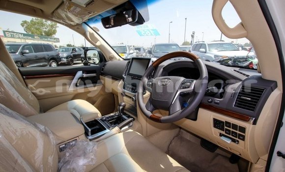 Buy New Toyota Land Cruiser White Car in Amleang in Kampong Speu Province Buy New Toyota Land Cruiser White Car in Amleang in Kampong Speu Province