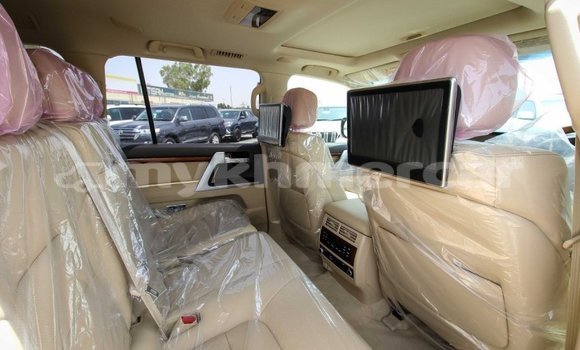 Buy New Toyota Land Cruiser White Car in Amleang in Kampong Speu Province Buy New Toyota Land Cruiser White Car in Amleang in Kampong Speu Province