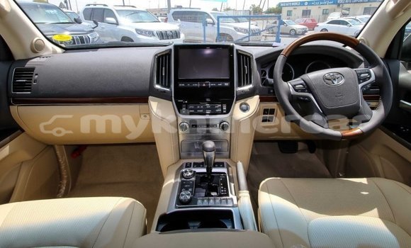 Buy New Toyota Land Cruiser White Car in Amleang in Kampong Speu Province Buy New Toyota Land Cruiser White Car in Amleang in Kampong Speu Province