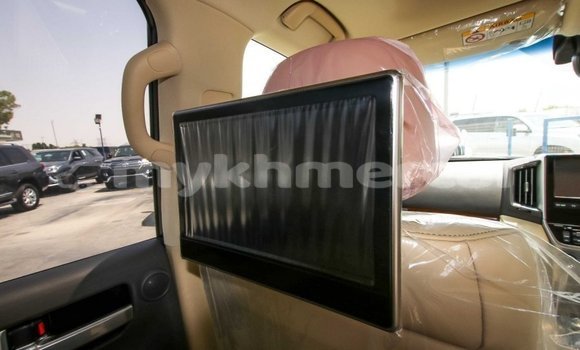 Buy New Toyota Land Cruiser White Car in Amleang in Kampong Speu Province Buy New Toyota Land Cruiser White Car in Amleang in Kampong Speu Province