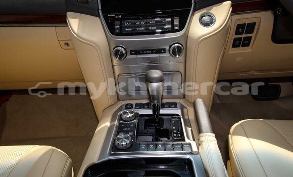 Buy New Toyota Land Cruiser White Car in Amleang in Kampong Speu Province Buy New Toyota Land Cruiser White Car in Amleang in Kampong Speu Province