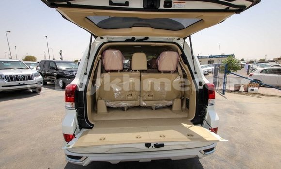 Buy New Toyota Land Cruiser White Car in Amleang in Kampong Speu Province Buy New Toyota Land Cruiser White Car in Amleang in Kampong Speu Province