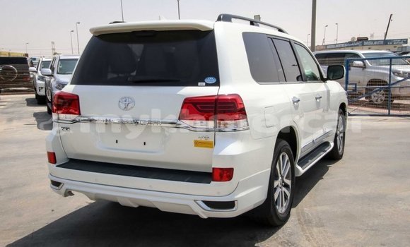 Buy New Toyota Land Cruiser White Car in Amleang in Kampong Speu Province Buy New Toyota Land Cruiser White Car in Amleang in Kampong Speu Province