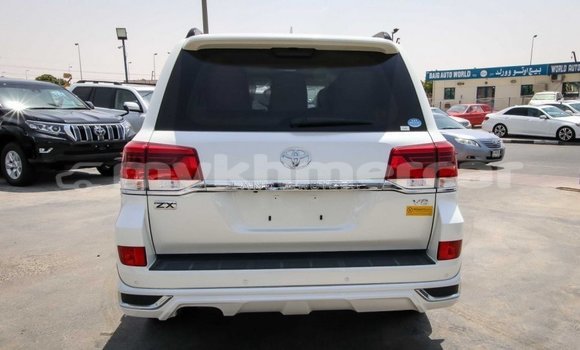 Buy New Toyota Land Cruiser White Car in Amleang in Kampong Speu Province Buy New Toyota Land Cruiser White Car in Amleang in Kampong Speu Province