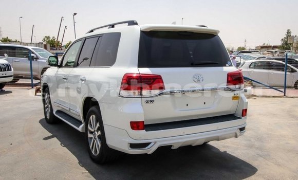 Buy New Toyota Land Cruiser White Car in Amleang in Kampong Speu Province Buy New Toyota Land Cruiser White Car in Amleang in Kampong Speu Province