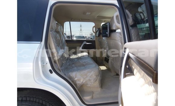 Acheter Import Voiture Toyota Land Cruiser Blanc à Import - Dubai, Kampot Province Acheter Import Voiture Toyota Land Cruiser Blanc à Import - Dubai, Kampot Province