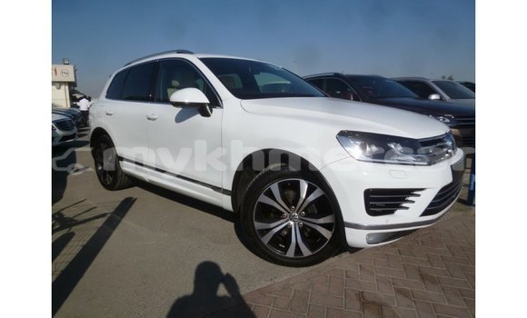 Buy Import Volkswagen Touareg White Car in Import - Dubai in Kampot Province