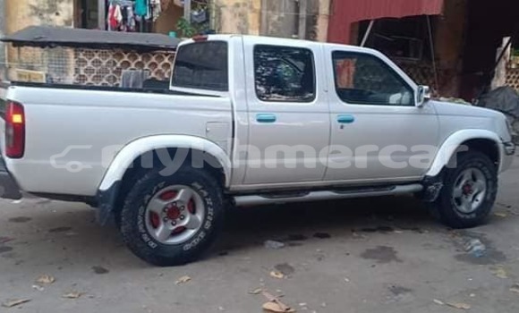 Buy Used Nissan Frontier White Car in Phnom Penh in Phnom Penh
