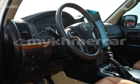Buy Import Toyota Land Cruiser White Car in Import - Dubai in Kampot Province Buy Import Toyota Land Cruiser White Car in Import - Dubai in Kampot Province