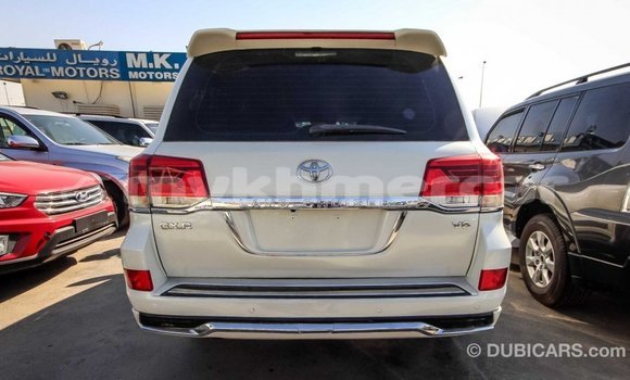 Acheter Import Voiture Toyota Land Cruiser Blanc à Import - Dubai, Kampot Province Acheter Import Voiture Toyota Land Cruiser Blanc à Import - Dubai, Kampot Province
