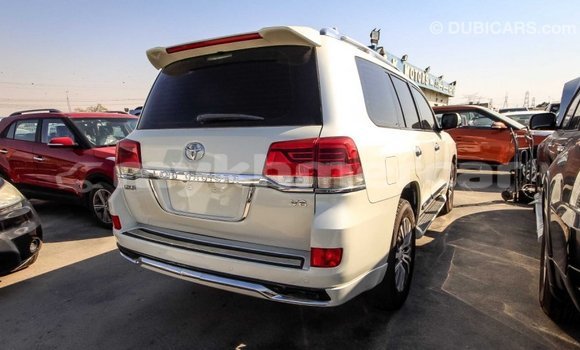 Acheter Import Voiture Toyota Land Cruiser Blanc à Import - Dubai, Kampot Province Acheter Import Voiture Toyota Land Cruiser Blanc à Import - Dubai, Kampot Province