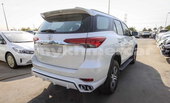 Acheter Import Voiture Toyota Fortuner Blanc à Import - Dubai, Kampot Province Acheter Import Voiture Toyota Fortuner Blanc à Import - Dubai, Kampot Province