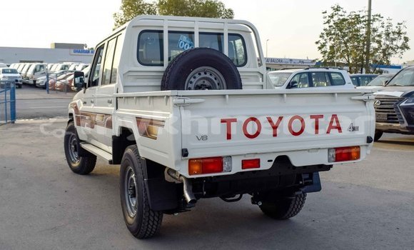 Acheter Import Voiture Toyota Land Cruiser Blanc à Import - Dubai, Kampot Province Acheter Import Voiture Toyota Land Cruiser Blanc à Import - Dubai, Kampot Province