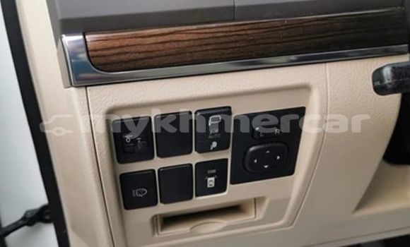 Buy Used Toyota Land Cruiser White Car in Phnom Penh in Phnom Penh Buy Used Toyota Land Cruiser White Car in Phnom Penh in Phnom Penh