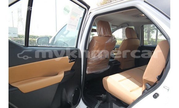 Acheter Import Voiture Toyota Fortuner Blanc à Import - Dubai, Kampot Province Acheter Import Voiture Toyota Fortuner Blanc à Import - Dubai, Kampot Province