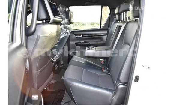 Acheter Import Voiture Toyota Hilux Blanc à Import - Dubai, Kampot Province Acheter Import Voiture Toyota Hilux Blanc à Import - Dubai, Kampot Province