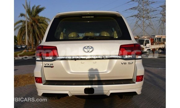 Acheter Import Voiture Toyota Land Cruiser Blanc à Import - Dubai, Kampot Province Acheter Import Voiture Toyota Land Cruiser Blanc à Import - Dubai, Kampot Province