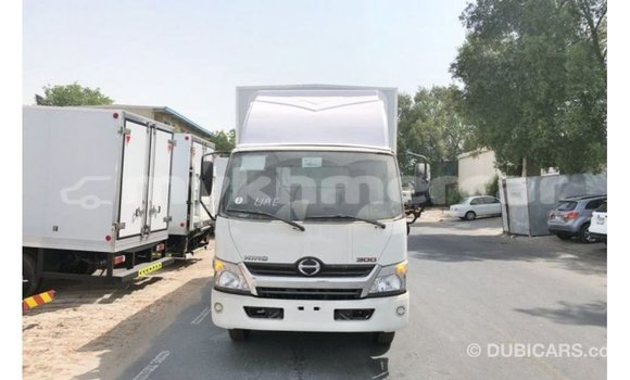 Acheter Import Utilitaire Hino 300 Series Blanc à Import - Dubai, Kampot Province Acheter Import Utilitaire Hino 300 Series Blanc à Import - Dubai, Kampot Province