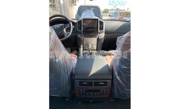 Acheter Import Voiture Toyota Land Cruiser Blanc à Import - Dubai, Kampot Province Acheter Import Voiture Toyota Land Cruiser Blanc à Import - Dubai, Kampot Province