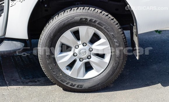 Acheter Import Voiture Toyota Hilux Blanc à Import - Dubai, Kampot Province Acheter Import Voiture Toyota Hilux Blanc à Import - Dubai, Kampot Province