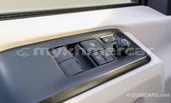 Acheter Import Voiture Toyota Hiace Blanc à Import - Dubai, Kampot Province Acheter Import Voiture Toyota Hiace Blanc à Import - Dubai, Kampot Province