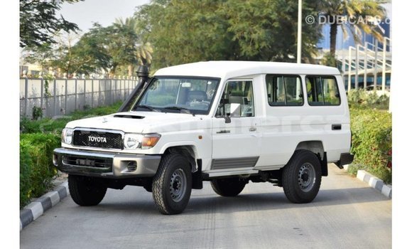 Acheter Import Voiture Toyota Land Cruiser Blanc à Import - Dubai, Kampot Province Acheter Import Voiture Toyota Land Cruiser Blanc à Import - Dubai, Kampot Province