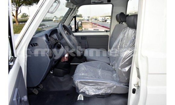 Acheter Import Voiture Toyota Land Cruiser Blanc à Import - Dubai, Kampot Province Acheter Import Voiture Toyota Land Cruiser Blanc à Import - Dubai, Kampot Province
