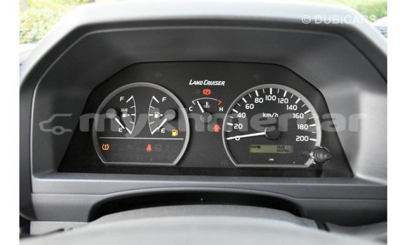 Acheter Import Voiture Toyota Land Cruiser Blanc à Import - Dubai, Kampot Province Acheter Import Voiture Toyota Land Cruiser Blanc à Import - Dubai, Kampot Province