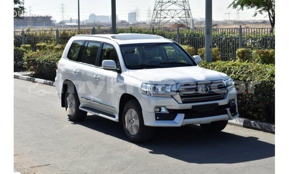 Acheter Import Voiture Toyota Land Cruiser Blanc à Import - Dubai, Kampot Province Acheter Import Voiture Toyota Land Cruiser Blanc à Import - Dubai, Kampot Province