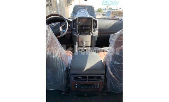 Acheter Import Voiture Toyota Land Cruiser Blanc à Import - Dubai, Kampot Province Acheter Import Voiture Toyota Land Cruiser Blanc à Import - Dubai, Kampot Province