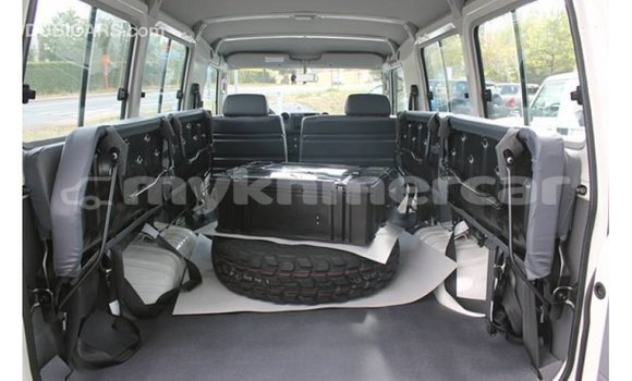 Acheter Import Voiture Toyota Land Cruiser Blanc à Import - Dubai, Kampot Province Acheter Import Voiture Toyota Land Cruiser Blanc à Import - Dubai, Kampot Province