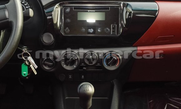 Acheter Import Voiture Toyota Hilux Blanc à Import - Dubai, Kampot Province Acheter Import Voiture Toyota Hilux Blanc à Import - Dubai, Kampot Province