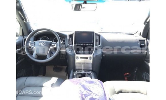 Acheter Import Voiture Toyota Land Cruiser Blanc à Import - Dubai, Kampot Province Acheter Import Voiture Toyota Land Cruiser Blanc à Import - Dubai, Kampot Province