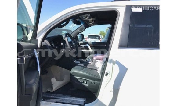 Acheter Import Voiture Toyota Land Cruiser Blanc à Import - Dubai, Kampot Province Acheter Import Voiture Toyota Land Cruiser Blanc à Import - Dubai, Kampot Province