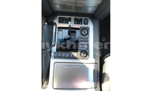 Acheter Import Voiture Toyota Land Cruiser Blanc à Import - Dubai, Kampot Province Acheter Import Voiture Toyota Land Cruiser Blanc à Import - Dubai, Kampot Province