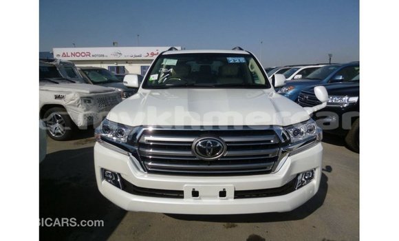 Acheter Import Voiture Toyota Land Cruiser Blanc à Import - Dubai, Kampot Province Acheter Import Voiture Toyota Land Cruiser Blanc à Import - Dubai, Kampot Province