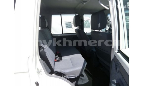 Acheter Import Voiture Toyota Land Cruiser Blanc à Import - Dubai, Kampot Province Acheter Import Voiture Toyota Land Cruiser Blanc à Import - Dubai, Kampot Province