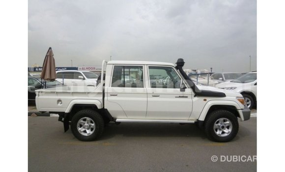 Acheter Import Voiture Toyota Land Cruiser Blanc à Import - Dubai, Kampot Province Acheter Import Voiture Toyota Land Cruiser Blanc à Import - Dubai, Kampot Province