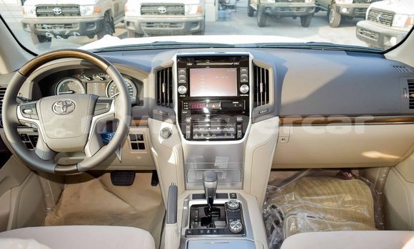 Acheter Import Voiture Toyota Land Cruiser Blanc à Import - Dubai, Kampot Province Acheter Import Voiture Toyota Land Cruiser Blanc à Import - Dubai, Kampot Province