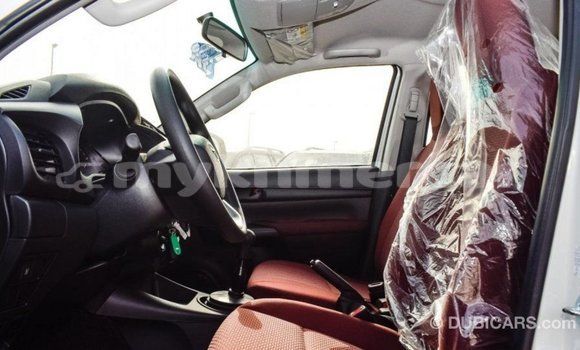 Acheter Import Voiture Toyota Hilux Blanc à Import - Dubai, Kampot Province Acheter Import Voiture Toyota Hilux Blanc à Import - Dubai, Kampot Province