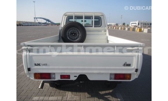 Acheter Import Voiture Toyota Land Cruiser Blanc à Import - Dubai, Kampot Province Acheter Import Voiture Toyota Land Cruiser Blanc à Import - Dubai, Kampot Province