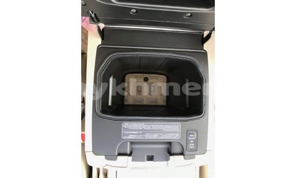 Acheter Import Voiture Toyota Land Cruiser Blanc à Import - Dubai, Kampot Province Acheter Import Voiture Toyota Land Cruiser Blanc à Import - Dubai, Kampot Province