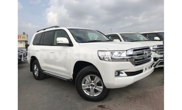 Acheter Import Voiture Toyota Land Cruiser Blanc à Import - Dubai, Kampot Province Acheter Import Voiture Toyota Land Cruiser Blanc à Import - Dubai, Kampot Province