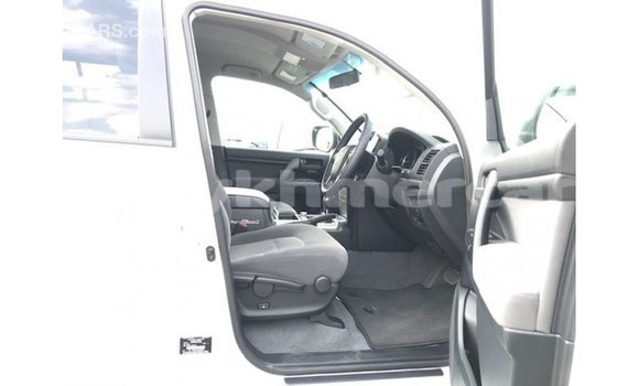 Acheter Import Voiture Toyota Land Cruiser Blanc à Import - Dubai, Kampot Province Acheter Import Voiture Toyota Land Cruiser Blanc à Import - Dubai, Kampot Province