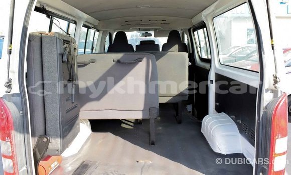 Acheter Import Voiture Toyota Hiace Blanc à Import - Dubai, Kampot Province Acheter Import Voiture Toyota Hiace Blanc à Import - Dubai, Kampot Province