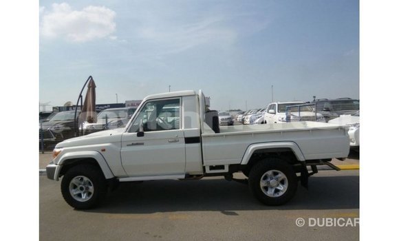 Acheter Import Voiture Toyota Land Cruiser Blanc à Import - Dubai, Kampot Province Acheter Import Voiture Toyota Land Cruiser Blanc à Import - Dubai, Kampot Province