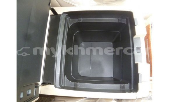 Acheter Import Voiture Toyota Land Cruiser Blanc à Import - Dubai, Kampot Province Acheter Import Voiture Toyota Land Cruiser Blanc à Import - Dubai, Kampot Province