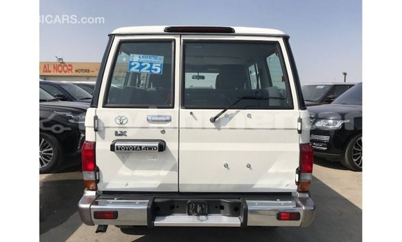Acheter Import Voiture Toyota Land Cruiser Blanc à Import - Dubai, Kampot Province Acheter Import Voiture Toyota Land Cruiser Blanc à Import - Dubai, Kampot Province