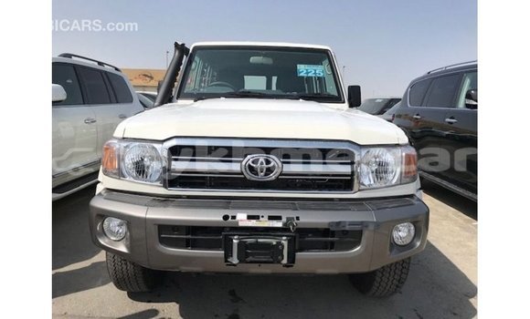 Acheter Import Voiture Toyota Land Cruiser Blanc à Import - Dubai, Kampot Province Acheter Import Voiture Toyota Land Cruiser Blanc à Import - Dubai, Kampot Province